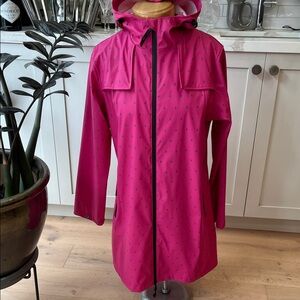 Women's Junge Fuchsia waterproof Rain Coat with raindrop pattern